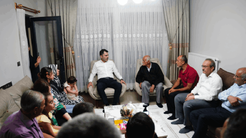 Bakan Kurum’dan Depremzede Aileye Anlamlı Ziyaret! İnşaatların Son Teslimi İçin Tarih Verdi - Resim : 3