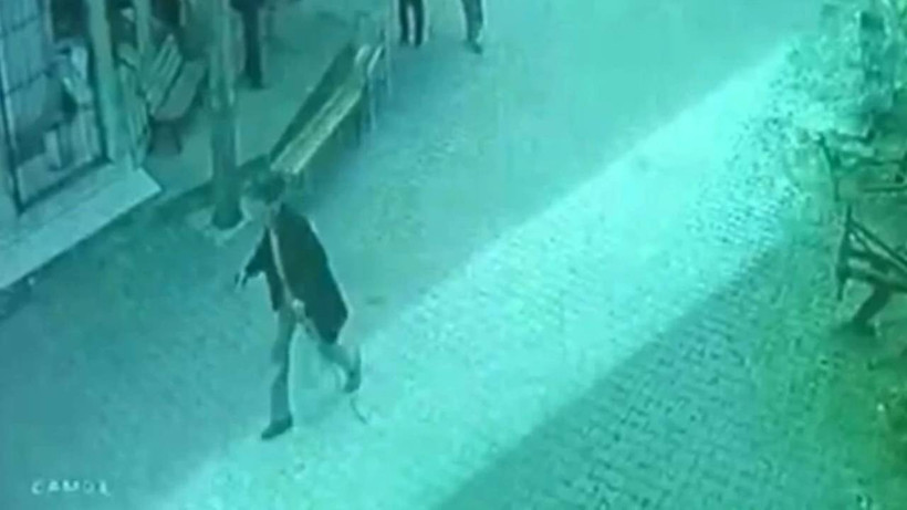Bir Elinde Baston, Bir Elinde Silah! Köy Meydanında Dehşet Saçtı - Resim : 1