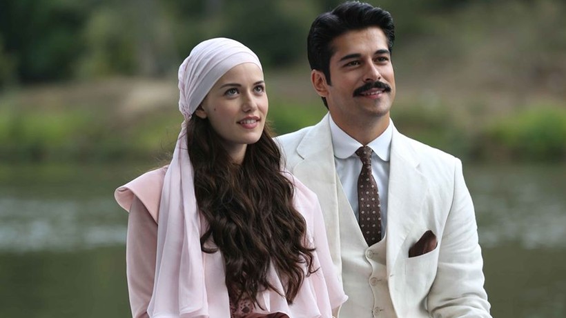 Fahriye Evcen’den 130 Bin Beğeni Toplayan Poz! Peş Peşe Sıraladı, Bir Tanesi Gündem Oldu - Resim : 3