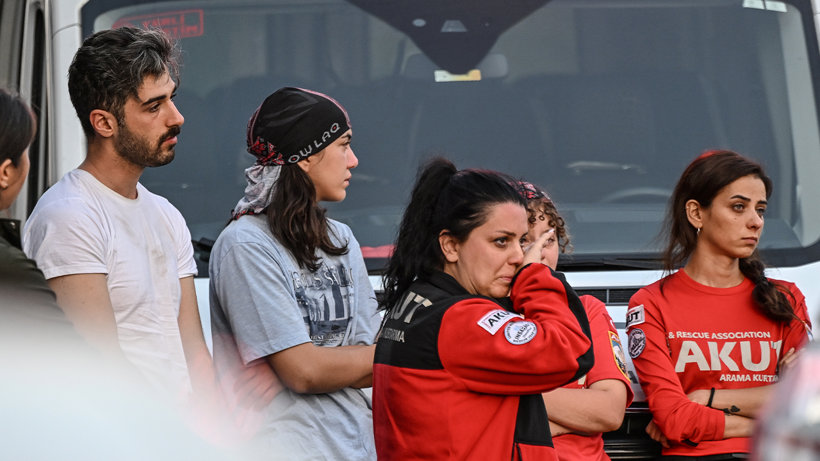 Adli Tıp Önünde Acı Bekleyiş! Bakan Memişoğlu'na Ağlayarak İsyan Etti: 'Öldü mü, Kaldı mı, Nerede?' - Resim : 2