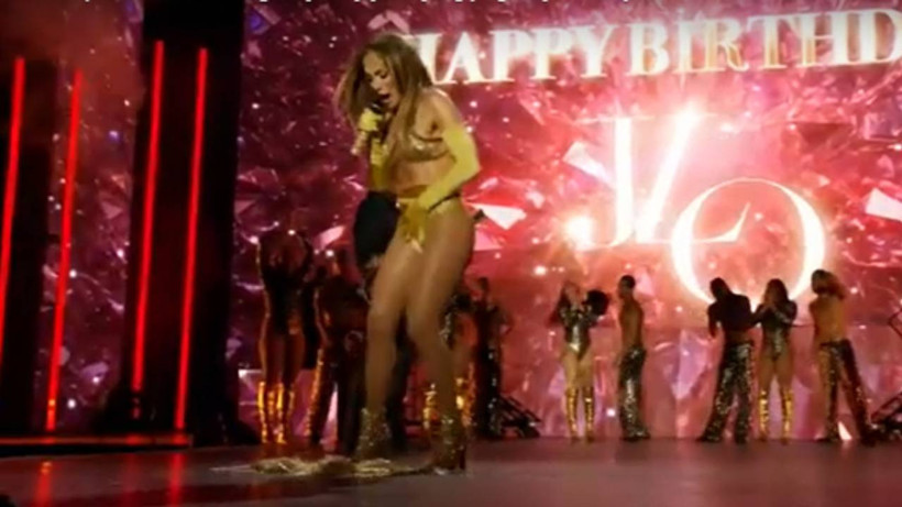 Jennifer Lopez’in Doğum Gününde Beklenmedik Kaza! Eteği Birden Sahnede Düştü, Tepkisi Gündem Oldu - Resim : 2