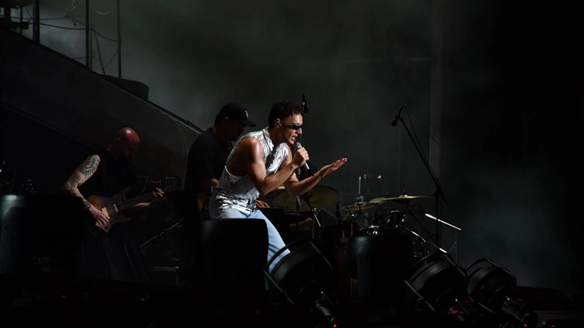 Edis ve Dua Lipa Kosova’ya Damga Vurdu! Herkes Festivaldeki Bu Görüntüyü Konuşuyor - Resim : 1