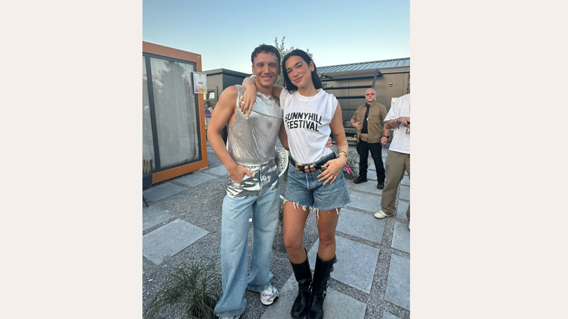 Edis ve Dua Lipa Kosova’ya Damga Vurdu! Herkes Festivaldeki Bu Görüntüyü Konuşuyor - Resim : 2