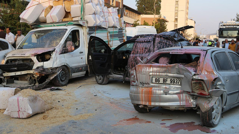 Bitlis'te Zincirleme Kaza! Freni Boşalan TIR, 10 Araca Çarptı - Resim : 2