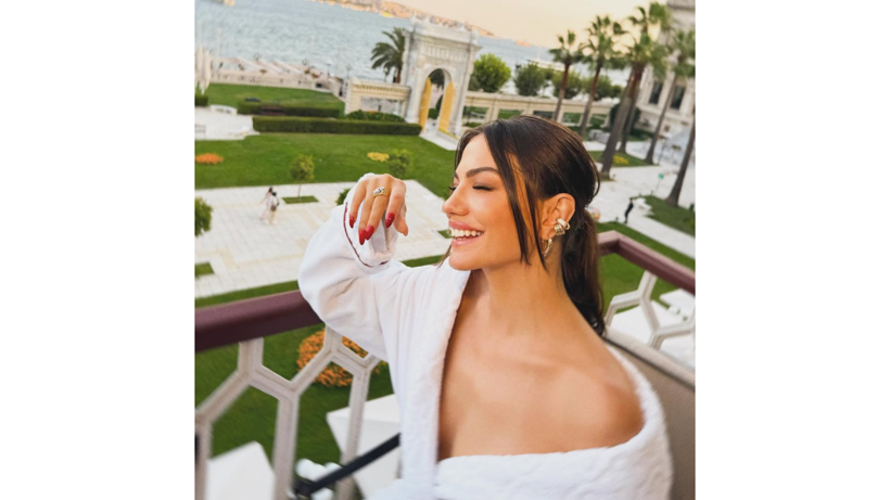 Eşref Rüya Dizisinin Nisan'ı Demet Özdemir Takipçilerinden Tam Not Aldı: Rekor Üstüne Rekor Yağdı - Resim : 3