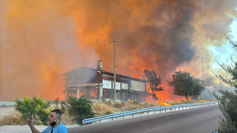 Türkiye Alev Alev! Bakan Yumaklı Son Durumu Açıkladı: 55 Yangının 45’i Kontrol Altında - Resim : 3