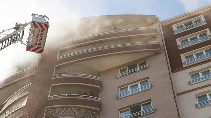 Kayseri'de 14 Katlı Apartmanda Yangın! 8 Kişi Hastaneye Kaldırıldı - Resim : 1