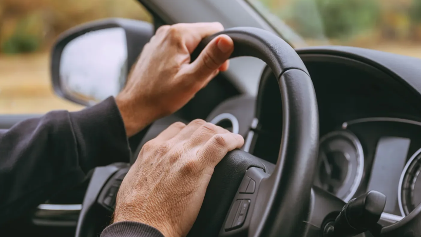 Uzmanlar Uyardı: Tek Elle Araba Kullanmadan Önce Bir Kez Daha Düşünün - Resim : 1