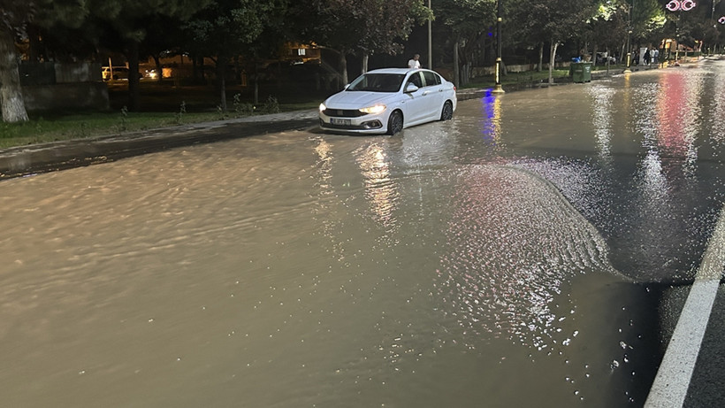 Sivas'ta Gece Yarısı Su Baskını! Cadde Göle Döndü - Resim : 1