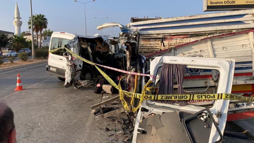 Şoför Uyudu Facia Geldi! 2 Ölü, 10 Yaralı - Resim : 1