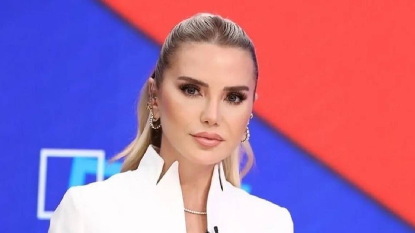 Hande Erçel-Hakan Sabancı Çiftiyle İlgili Bomba İddia... Anne Vetosu! Meğer Tek Sözüyle Silmiş - Resim: 2