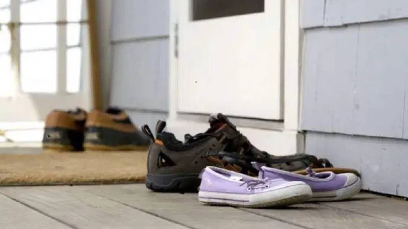 Ev Sahibi ve Kiracılar Dikkat! Kapının Önüne Ayakkabı Koyanlar Yandı: Mahkeme Cezasını Açıkladı - Resim : 1