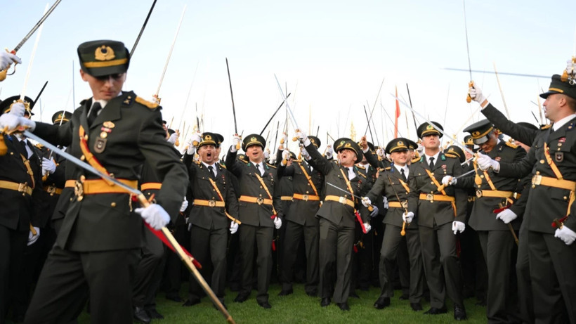 'Geçen Yıl Olanlar Olmasın' Çabası... Harp Okullarının Mezuniyet Töreninde 'Teğmenler' Kararı - Resim : 1