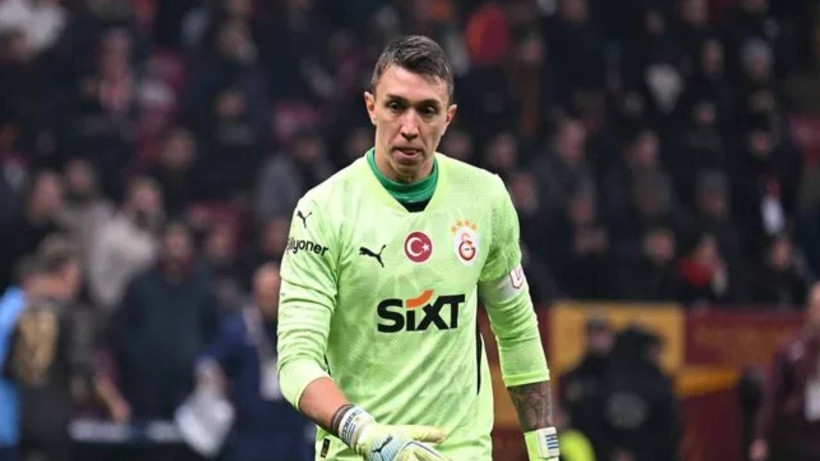 Galatasaray Son Duvarını Sağlama Alıyor! Altay Bayındır Devreye Girdi: Cimbom Yeni Kalecisini İngiltere’den Getiriyor - Resim: 1