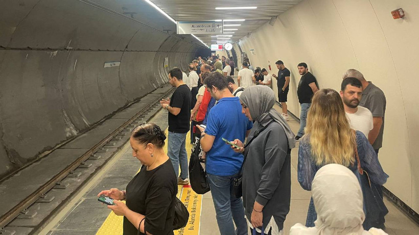 İstanbul’da Metroda Teknik Arıza! Seferler Aksadı, Duraklar Doldu - Resim : 2