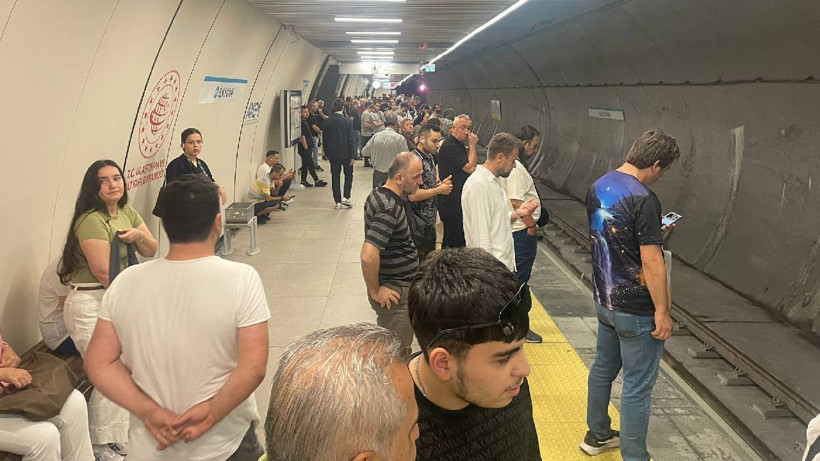 İstanbul’da Metroda Teknik Arıza! Seferler Aksadı, Duraklar Doldu - Resim : 1