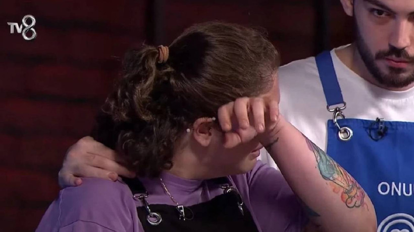 MasterChef’te Olay: Canlı Yayında Kavga Çıktı! İrem ve Cansu Birbirine Girdi - Resim : 3