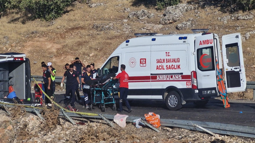 Diyarbakır'da Feci Kaza! Geziye Gidenleri Taşıyan Minibüs Tepetaklak Oldu: 1 Ölü, 3'ü Ağır 16 Yaralı - Resim : 1