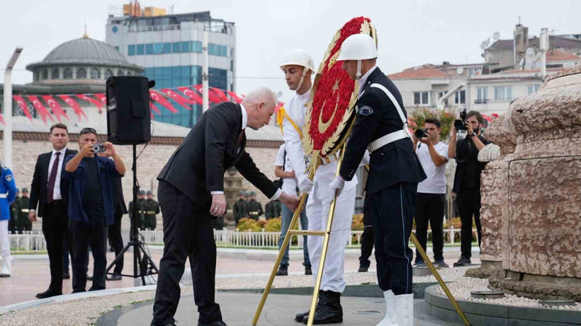 Taksim'de 30 Ağustos Zafer Bayramı Töreni: İBB Başkan Vekili Çelenk Bıraktı - Resim : 1