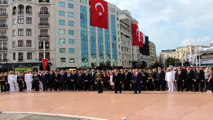 Taksim'de 30 Ağustos Zafer Bayramı Töreni: İBB Başkan Vekili Çelenk Bıraktı - Resim : 2