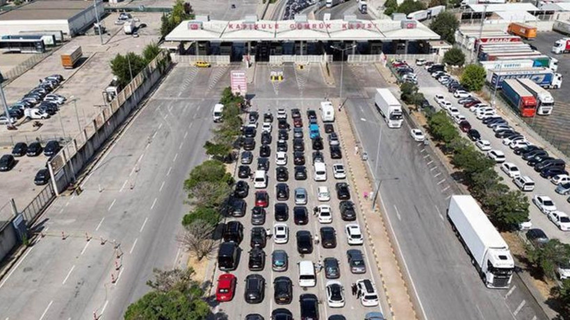 Türkiye’den Avrupa’ya Dönüş Başladı! Kapıkule’de Kilometrelerce Kuyruk Oluştu - Resim : 1