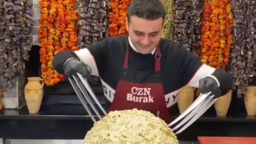 CZN Burak Burak, Özçivit'in Lüks Aracını Satın Aldı! Ödediği Servetse Ağızları Açık Bıraktı! Hani Aylık 30 Bin TL Maaş Alıyordun? - Resim : 1