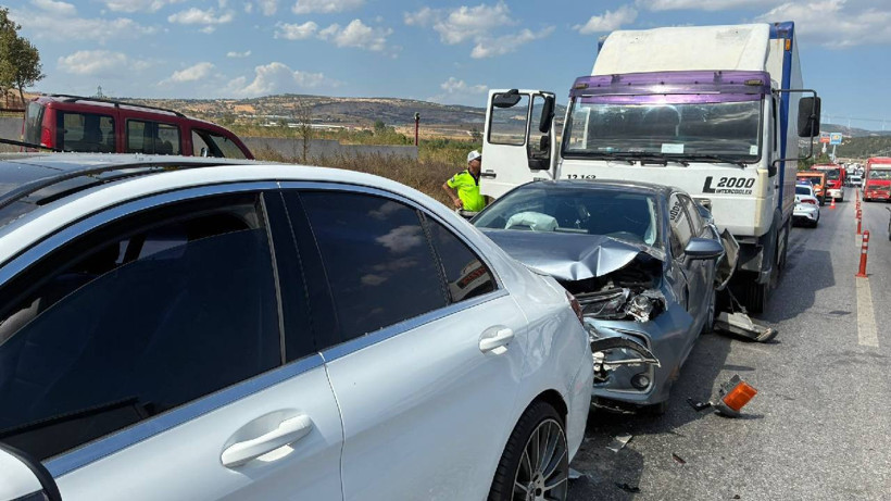 Balıkesir’de Zincirleme Kaza: 4 Araç Birbirine Girdi - Resim : 1