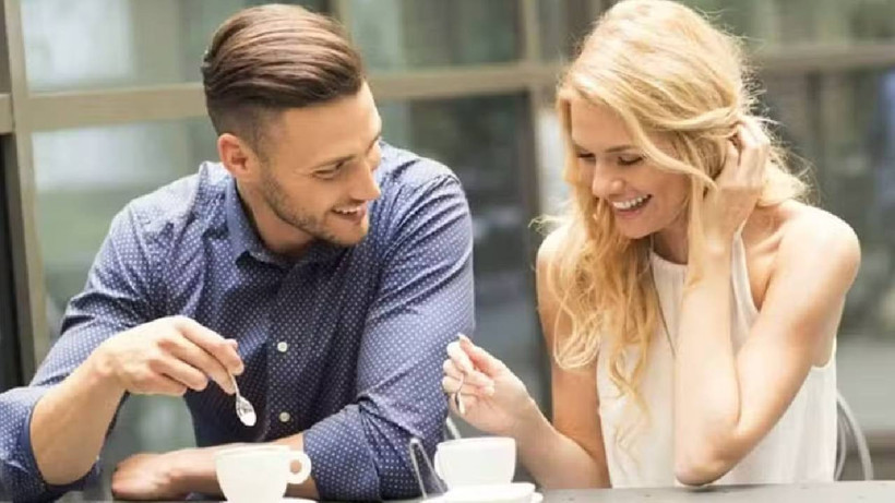 Kadınların Hoşlandıklarında Verdiği 7 Gizli İşaret! Erkeklerin Çoğu Fark Etmiyor - Resim : 1