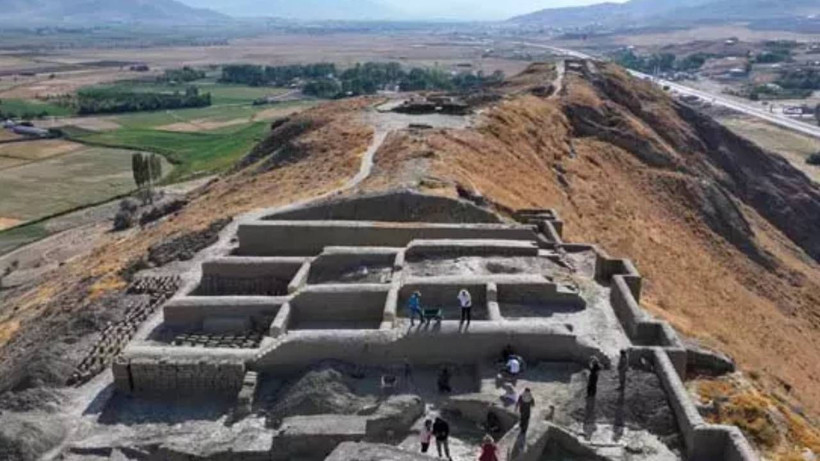 Van’ın Göbeğinde Keşfettiler! Arkeoloji Tarihinde Bir İlk, Yığıntı Halinde Bulundu: Bir Tanesi Bile Çok Değerli - Resim: 3