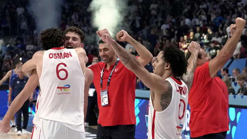 12 Dev Adam EuroBasket'te Çeyrek Finalde! Mililer İsveç'i Devirdi - Resim : 1