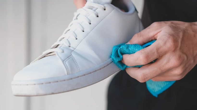 Spor Ayakkabıların Beyaz Tabanları Nasıl Temizlenir? - Resim : 1