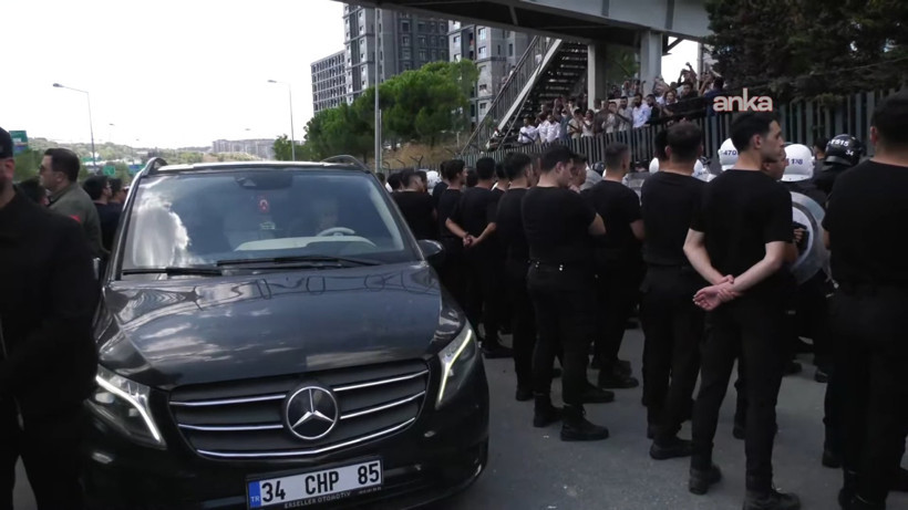 Kayyım Olarak Atanmıştı! Gürsel Tekin'den CHP İstanbul İl Başkanlığı Önünde Beklenen Açıklama: 'Biz Kayyum Değiliz, Allah'tan Korkunuz Yok mu?' - Resim : 1