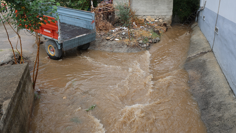 Adana ve Osmaniye’de Çifte Felaket! Sadece 10 Dakika Yetti... Çatılar Uçtu, Depolar Savruldu, Araçlar Yolda Kaldı - Resim : 1