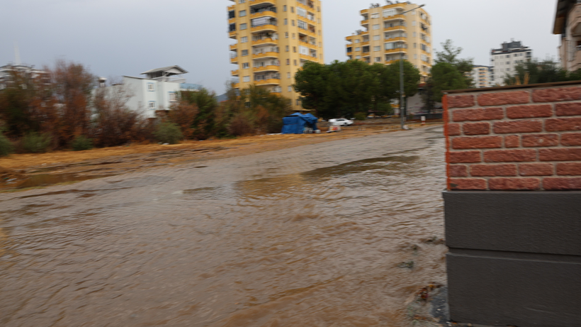 Adana ve Osmaniye’de Çifte Felaket! Sadece 10 Dakika Yetti... Çatılar Uçtu, Depolar Savruldu, Araçlar Yolda Kaldı - Resim : 3