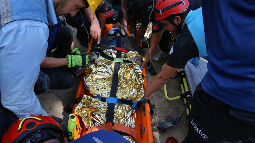 Denizli'de Madendeki Göçükte Mahsur Kalan 2 İşçiden Biri 25 Saat Sonra Kurtarıldı - Resim : 3