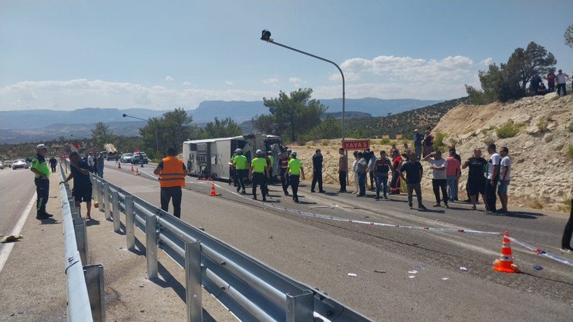 Mersin’de Facia! Yolcu Otobüsüyle Tır Çarpıştı, Ölü ve Yaralılar Var - Resim : 1
