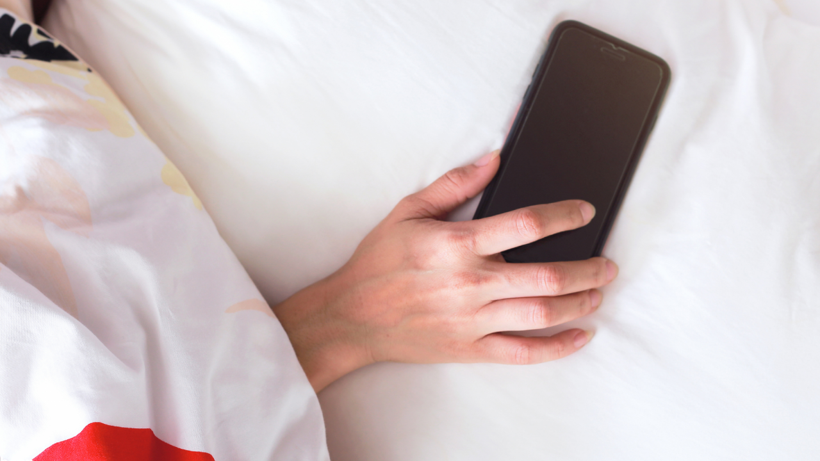 Uyumadan Önce Yatakta Telefon Kullanmadan Önce 2 Kez Düşüneceksiniz - Resim : 1