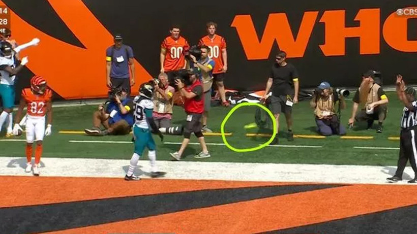 Böylesi Daha Önce Görülmedi! Sahaya Dildo Fırlattılar - Resim : 1