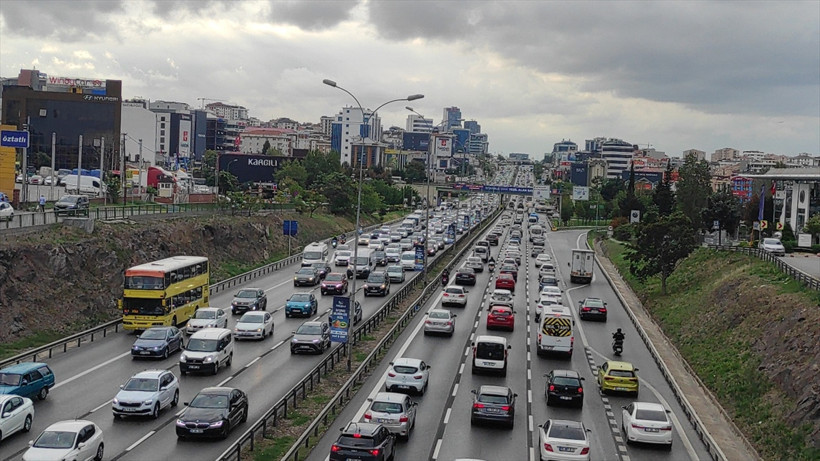 İstanbul'da Cuma Çilesi! Trafik Yoğunluğu Yüzde 71'e Çıktı, Araçlar Durdu - Resim : 1