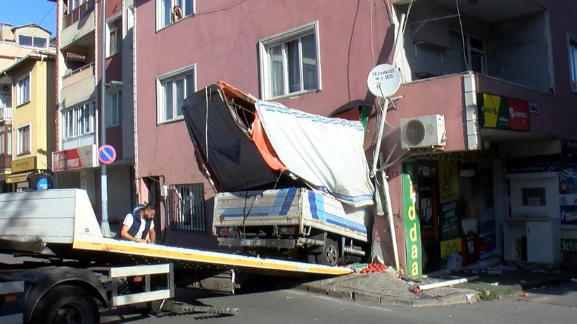 Kontrolden Çıkan Kamyonet İş Yerine Daldı! O Anlar Kamerada - Resim : 1