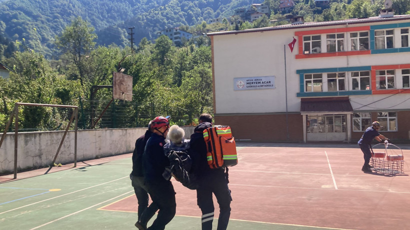 Rize’de 48 Saatte Çifte Felaket! Mahsur Kalan 115 Kişi Helikopterle Kurtarıldı, Bungalovlar Evler Boşaltıldı - Resim : 7