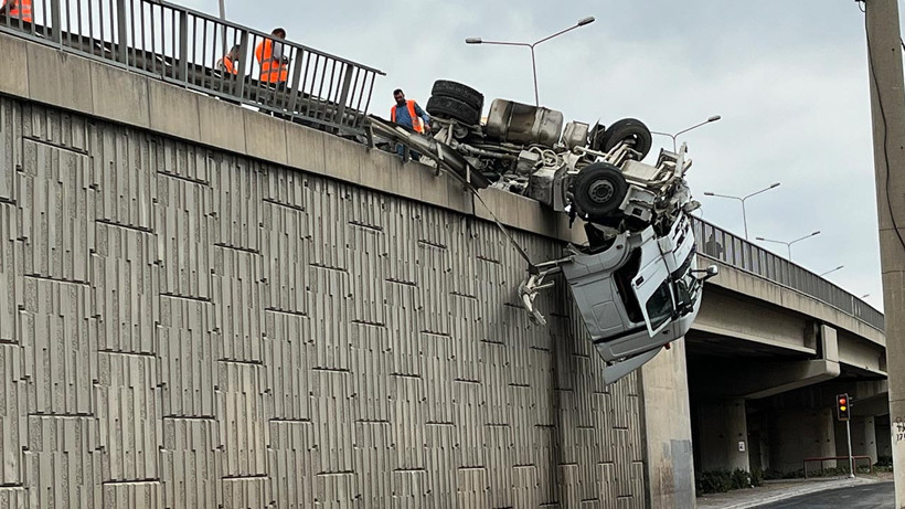 Faciadan Dönüldü! Kontrolden Çıkan TIR Viyadükte Asılı Kaldı - Resim : 1
