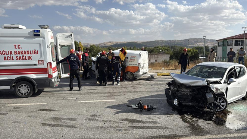 Sivas'ta Zincirleme Kaza! 1 Ölü, 2'si Çocuk 4 Yaralı - Resim : 1