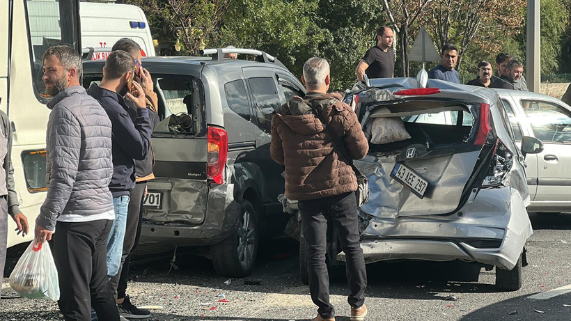 Kütahya'da İşçi Servisi 7 Araca Çarptı! Yaralılar Var - Resim : 1