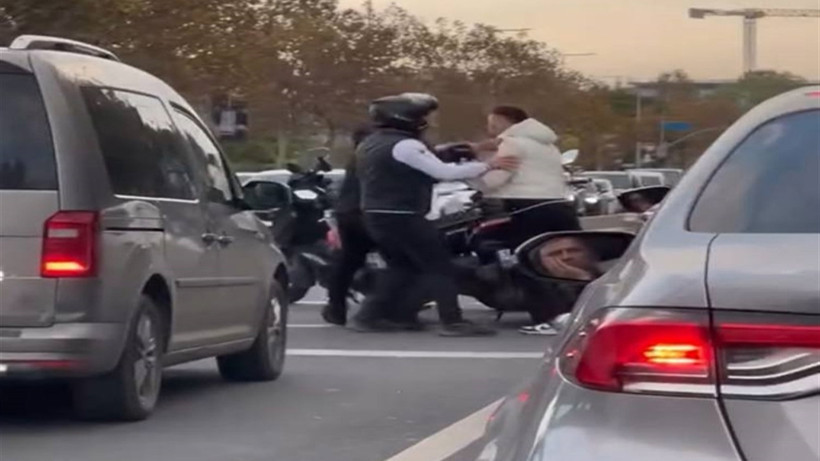 İstanbul'da Aynı İlçede Aynı Anda İki Trafik Magandası! Araca Yumruk Atıp Camını Kırdı - Resim : 2
