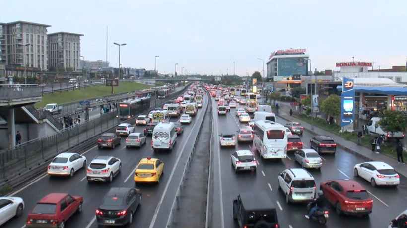 Megakentte Hayat Durdu! Yağış Sonrası İstanbul'da Trafik Kilit - Resim : 2