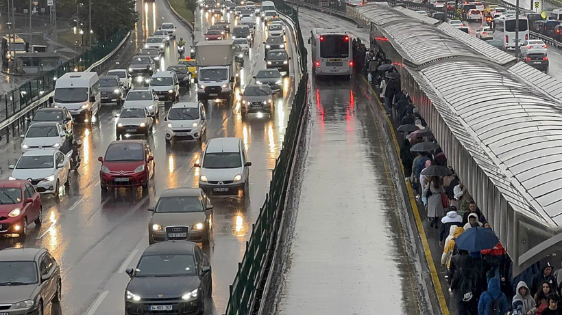İstanbul’da Akşam Sürprizi! Mesai Bitti Kabus Başladı, Trafik Yüzde 71’e Dayandı - Resim : 4