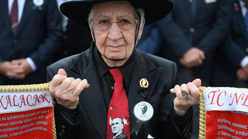 10 Kasım 09.05'te Hayat Durdu... Tüm Türkiye'den 'ATA'sına Saygı Duruşu - Resim : 2