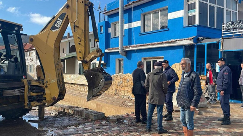 İzmir Yine Sular Altında: Foça ve Aliağa’yı Sağanak Vurdu! Cadde ve Sokaklar Göle Döndü - Resim : 2
