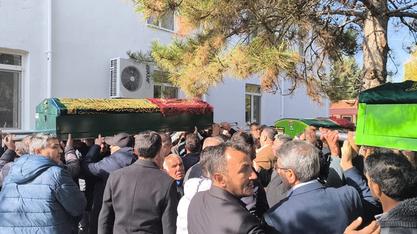 Çok Büyük Acı... Böcek Ailesinden Anne ve İki Çocuğu Yan Yana Defnedildi - Resim : 3